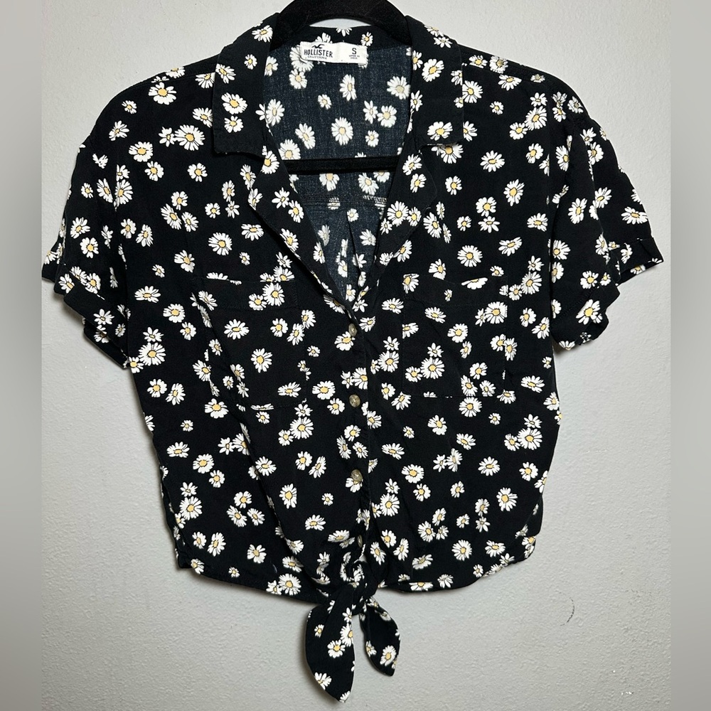 Hollister Black Daisy Print Button-Down Shirt with knot closing on front size S
